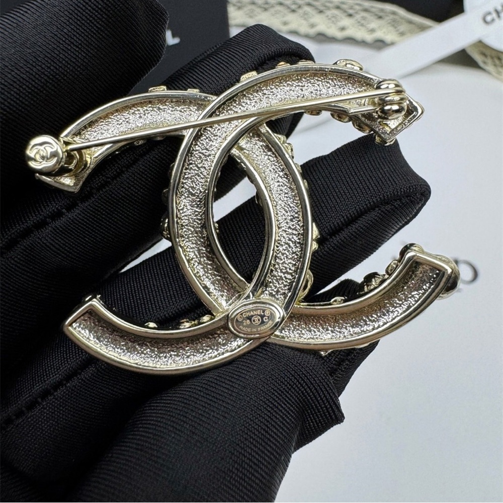Chanel Silver and Pink Pearl Brooch - Picture 5 of 5